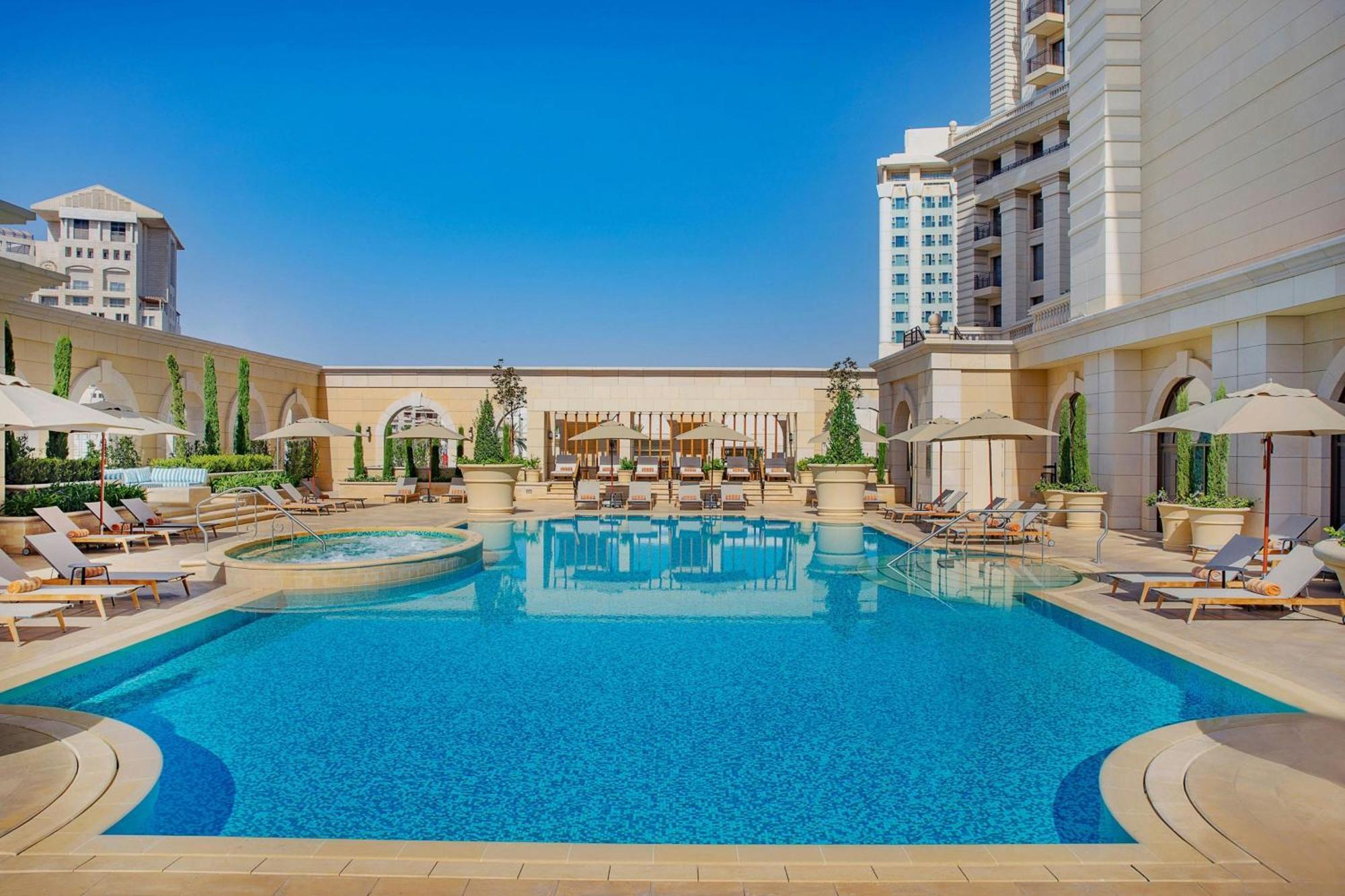 The Ritz-Carlton, Amman Otel Dış mekan fotoğraf The pool at the hotel