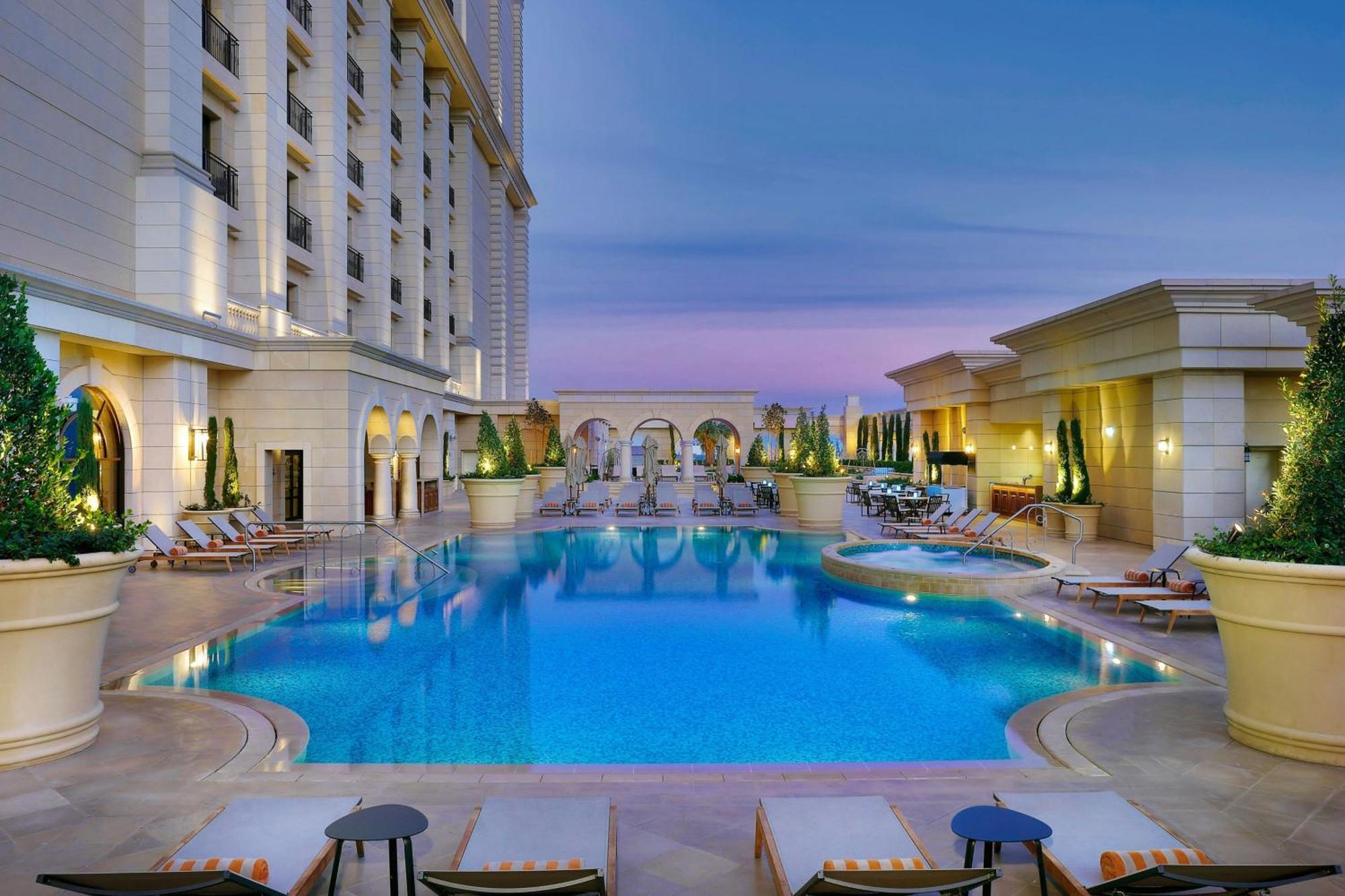 The Ritz-Carlton, Amman Otel Dış mekan fotoğraf The swimming pool at the hotel