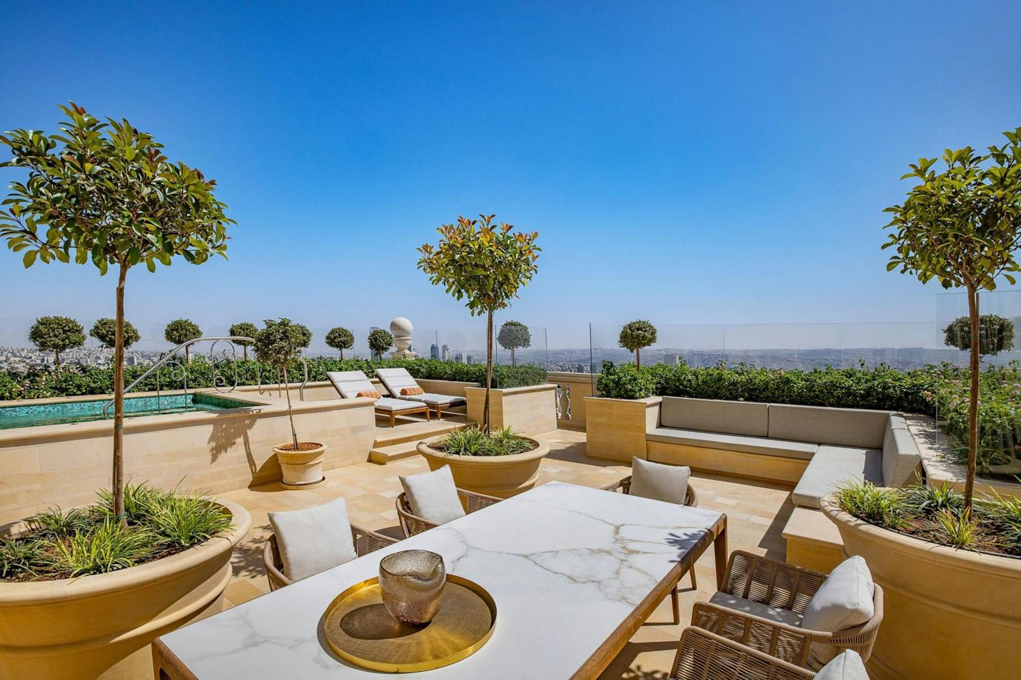The Ritz-Carlton, Amman Otel Dış mekan fotoğraf The rooftop pool at the Four Seasons Hotel