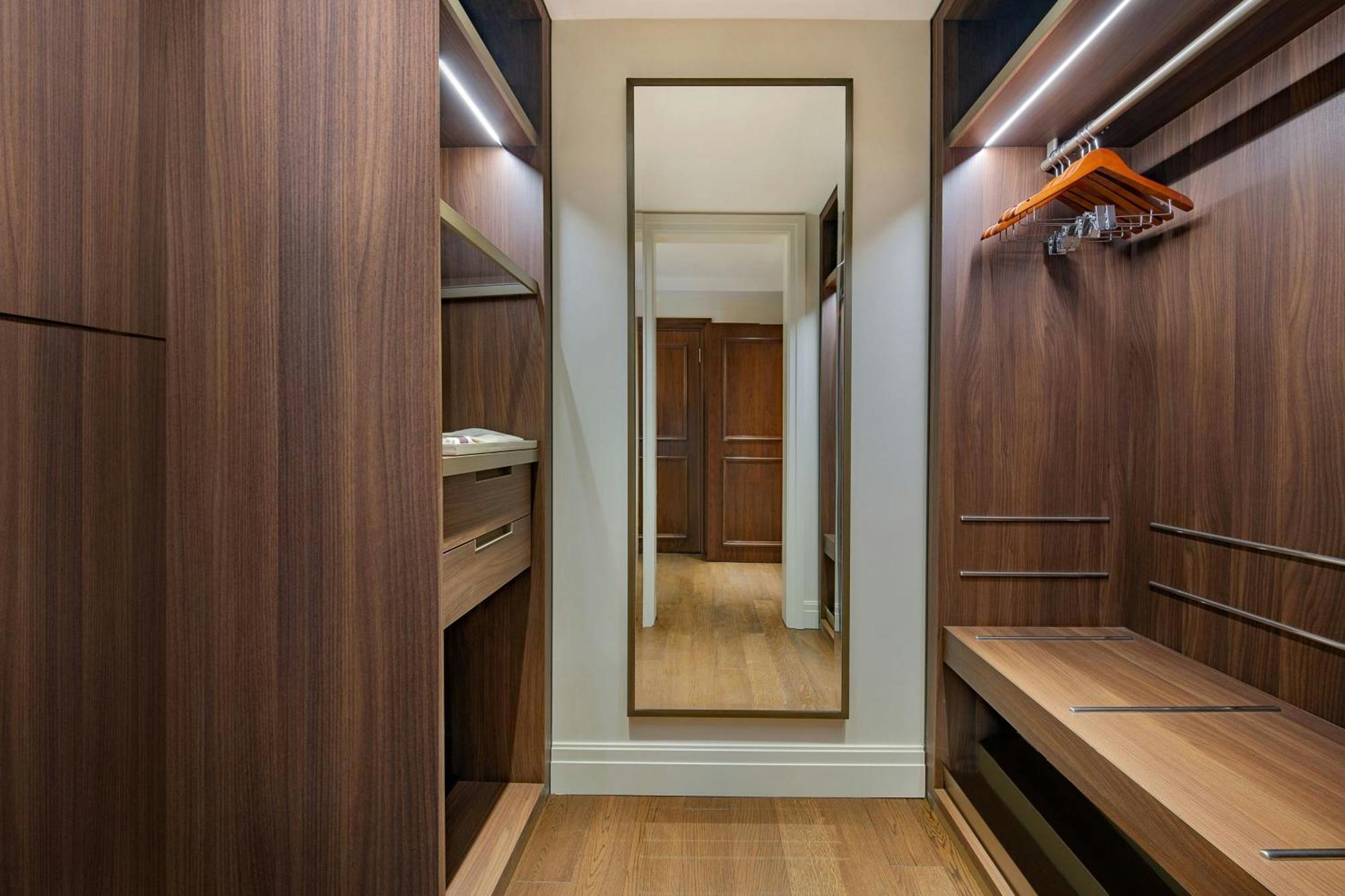 The Ritz-Carlton, Amman Otel Dış mekan fotoğraf A walk-in closet